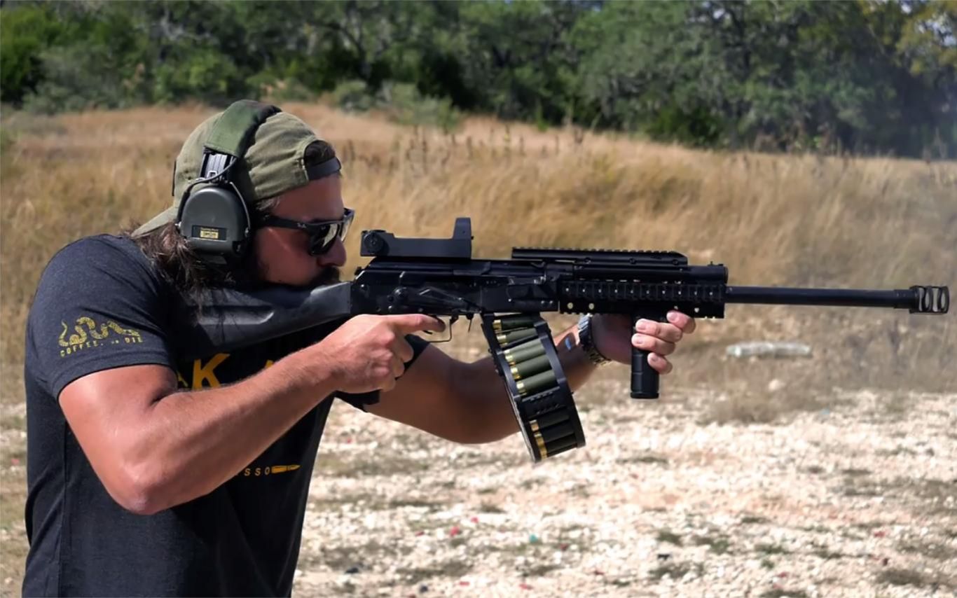 ak味十足的saiga12霰弹枪配备大容量弹鼓视觉上就感觉很恐怖