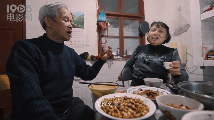 [图]周冬雨动人献声《四个春天》 纯真旁白展现父母爱情