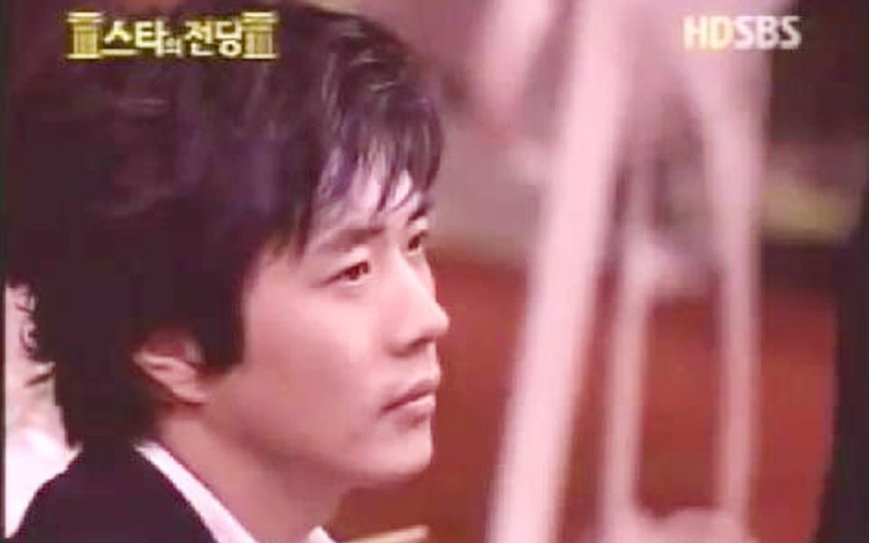 [图]2004第40届百想艺术大赏 金范秀演唱《想你》