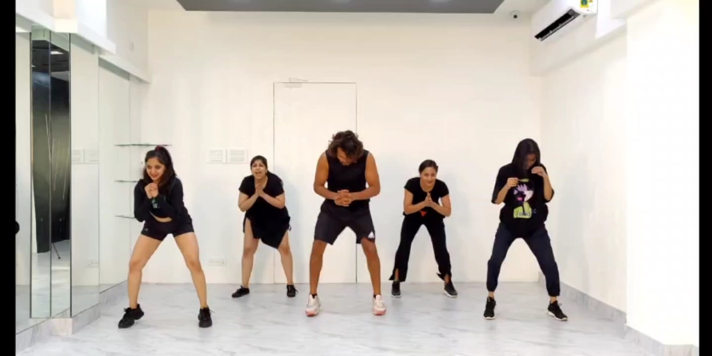 [图]We Will Rock You | Warm-up Routine | Akshay Jain Choreography