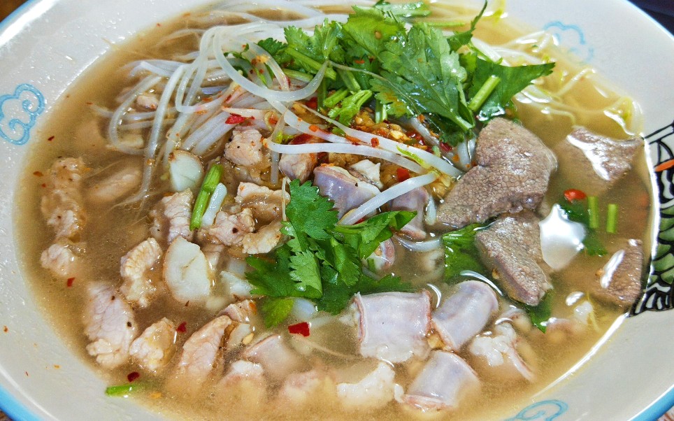 鲜~广式猪杂汤河粉,料足味美,一碗好满足