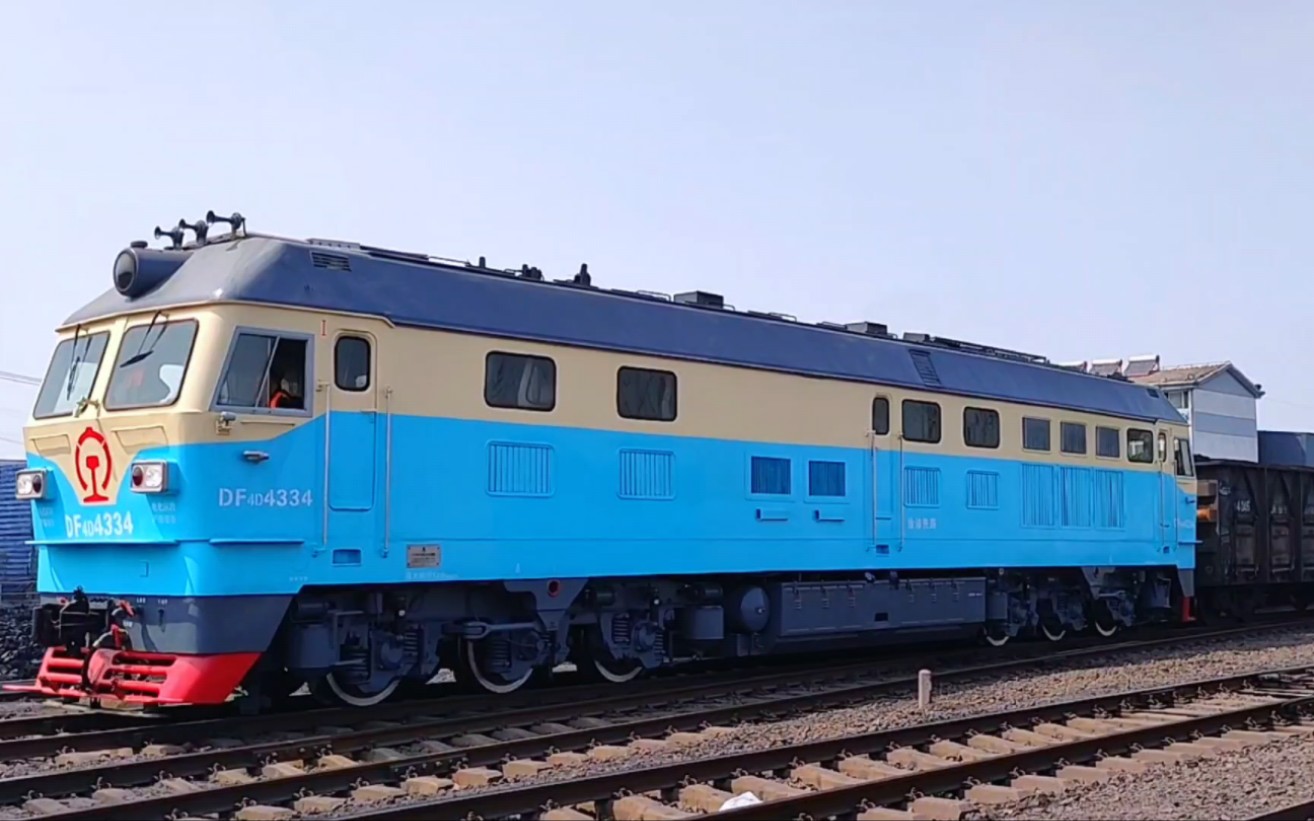线路徐沛铁路本务机车东风4d4334牵引.