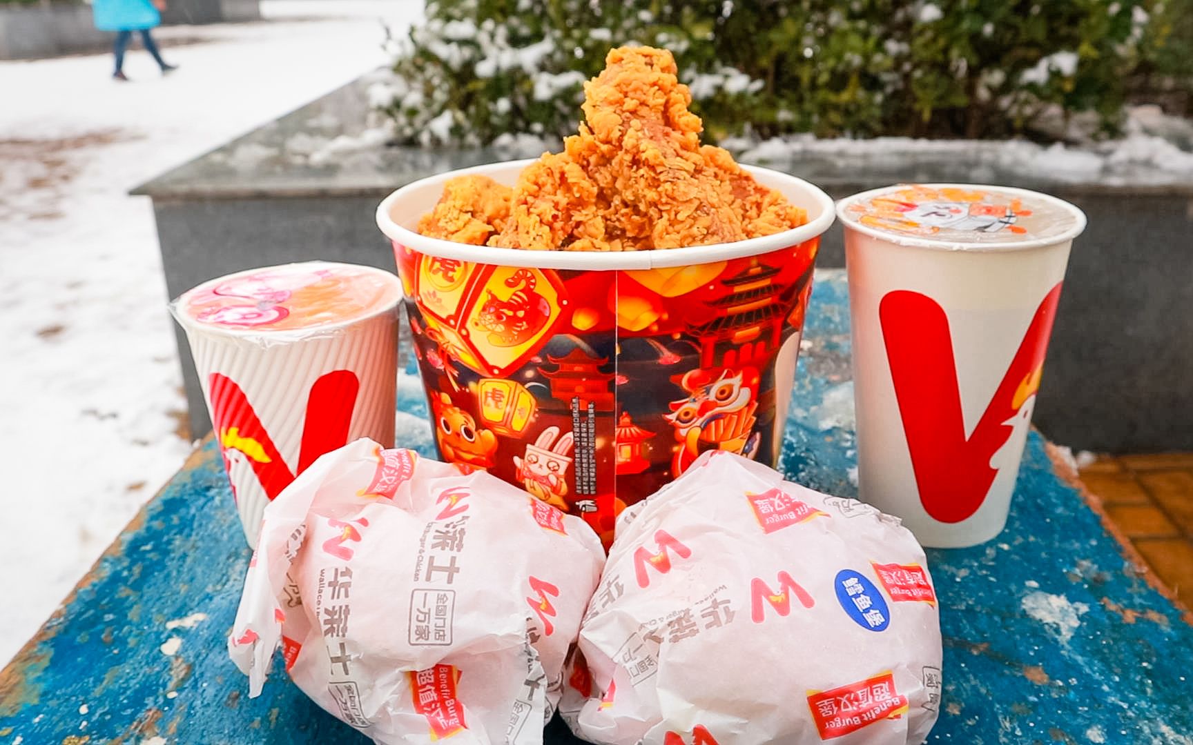 华莱士新出的新春炸鸡桶,46元一大桶,雪地吃炸鸡美滋滋