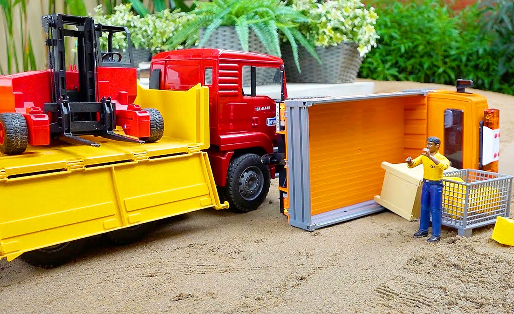 儿童玩具车表演:挖掘机,翻斗车清理石头,叉车救援事故小货车!