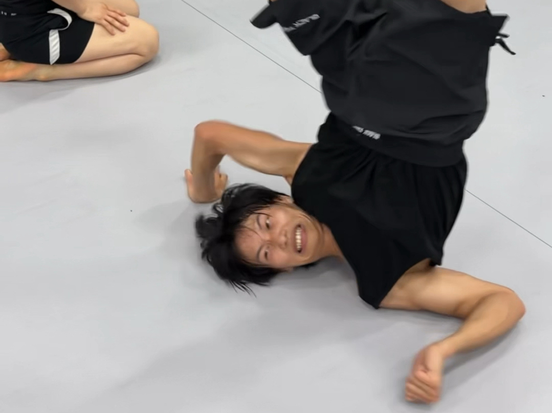 跟张伟丽姐学后滚翻