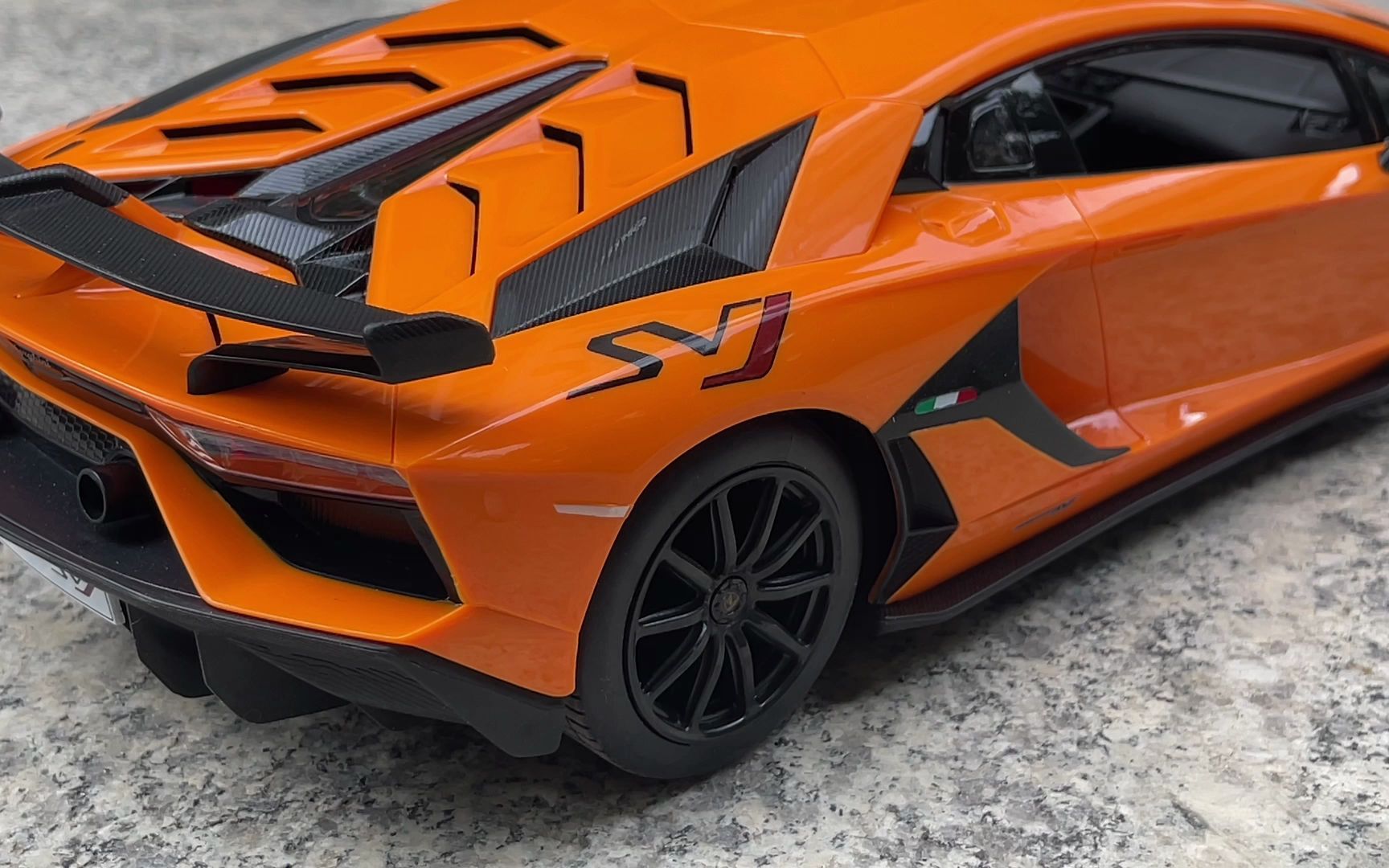 你永远想象不到血统纯正的兰博基尼svj,爆发力有多强?