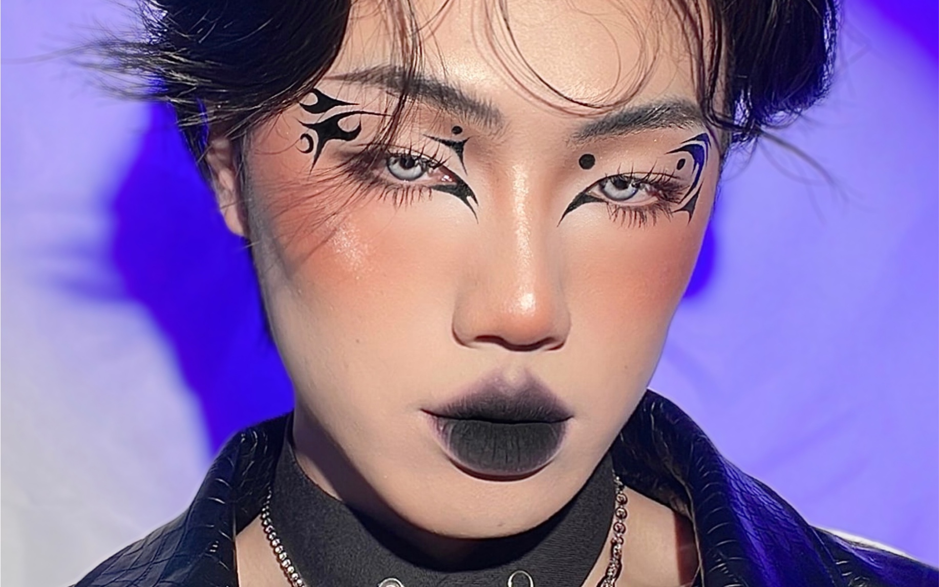 先锋感眼线配口黑 深邃感亚文化妆容