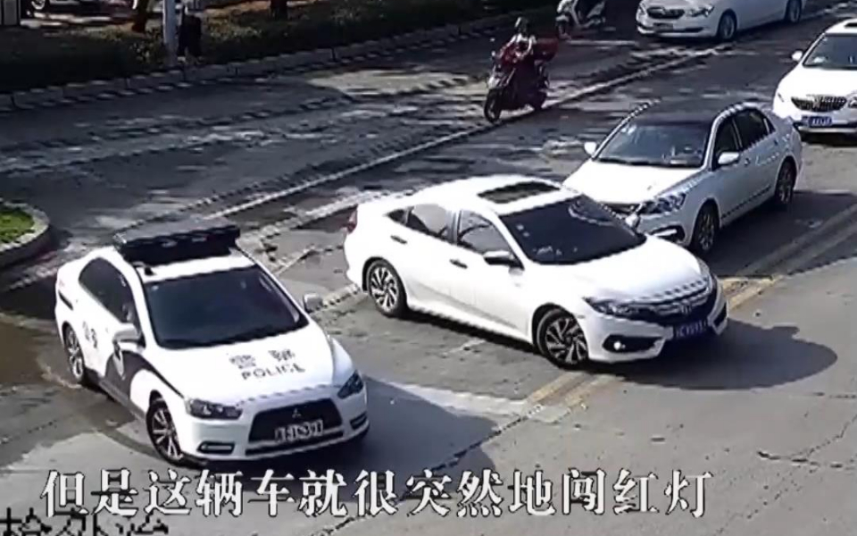 [图]男子可能美剧看多了，和公路上竟和警察斗起车技！