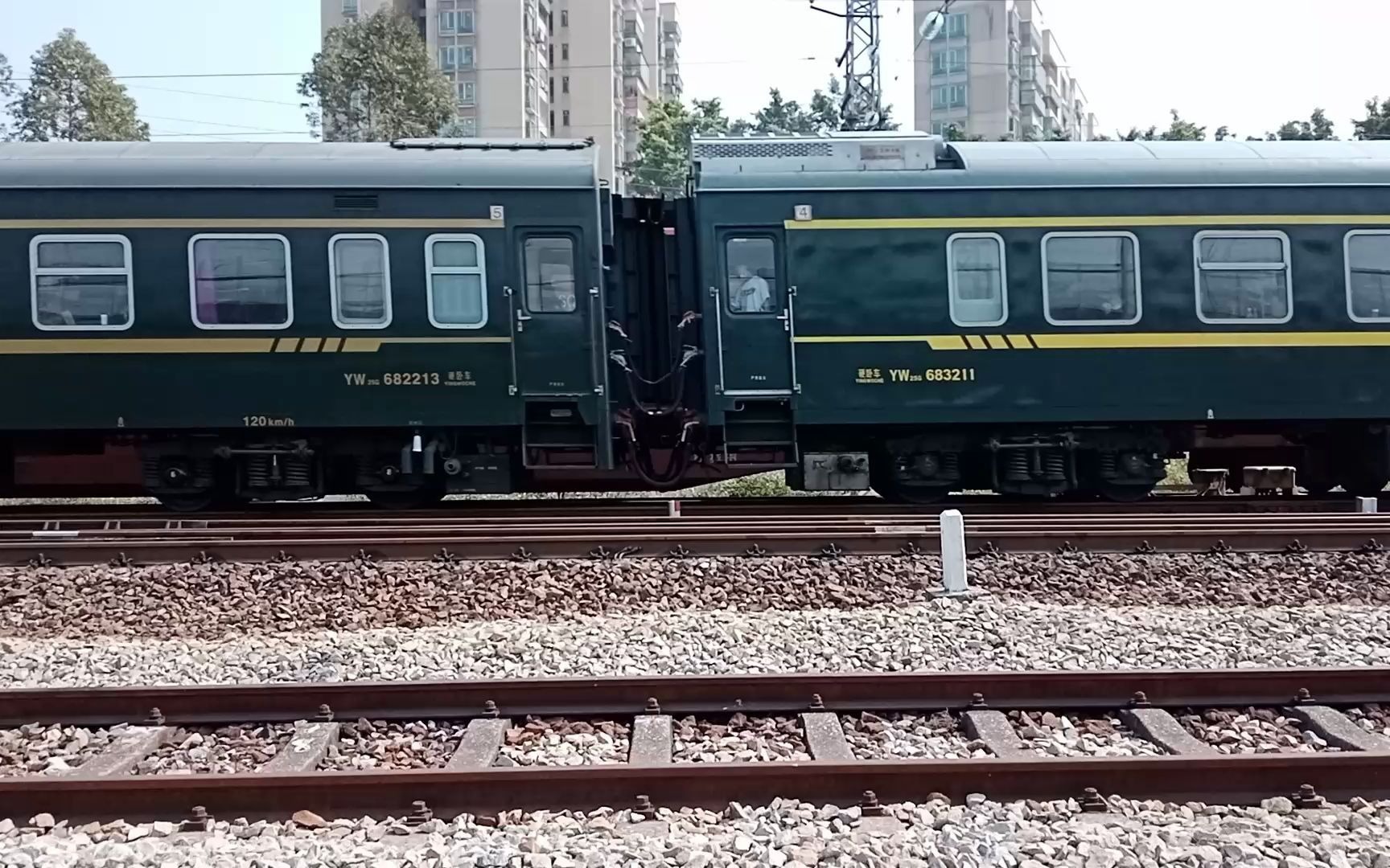 广铁广段的hxd1d型电力机车牵引k228次列车从广州北站附近通过