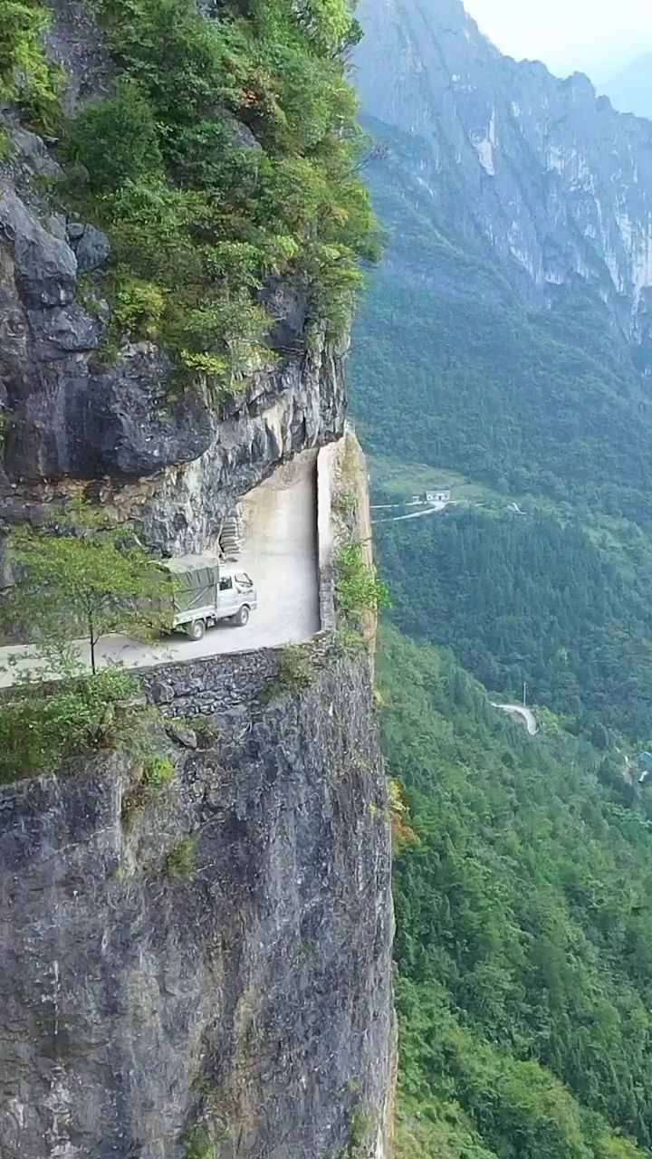 重庆巫溪县在悬崖绝壁上开凿的盘山公路
