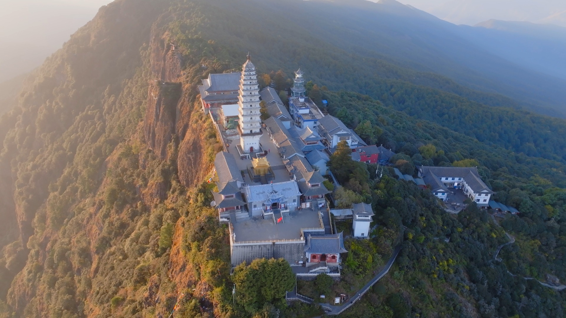 无水印航拍素材：云南大理宾川鸡足山金顶寺