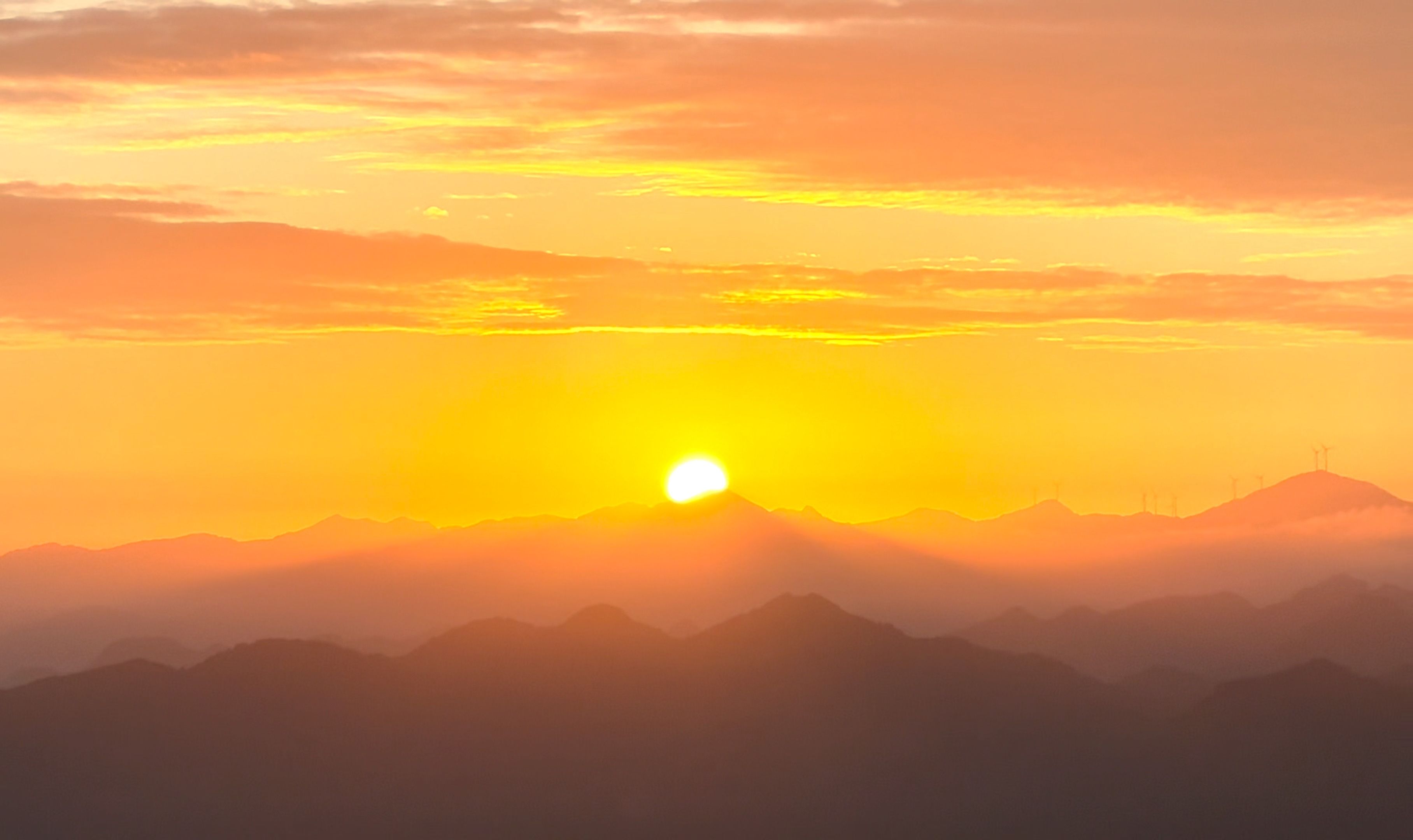 夜爬看山顶日出