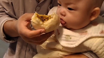 萌娃爱吃饭!