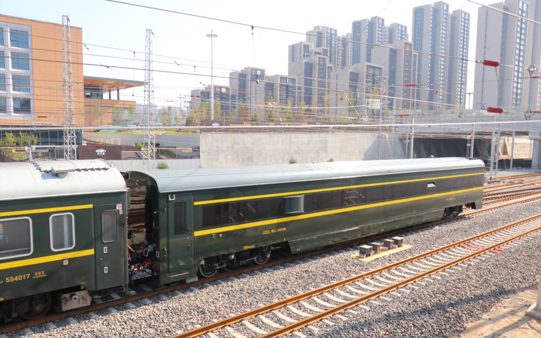 z19附挂西安局新造轨道检查车999526进入西安站