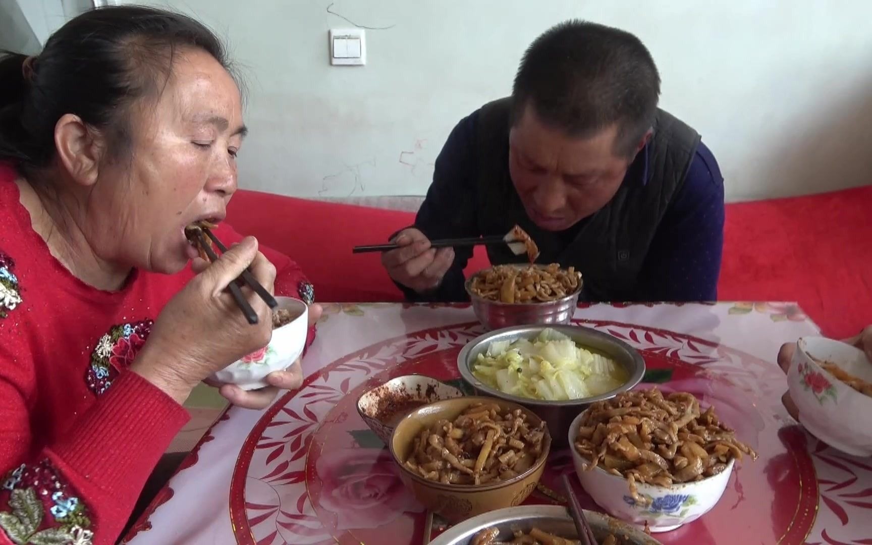 父母忙春耕,儿子开荤做午饭!铁锅焖肉荞麦面,老爸大盆吃,真香哔哩哔哩bilibili