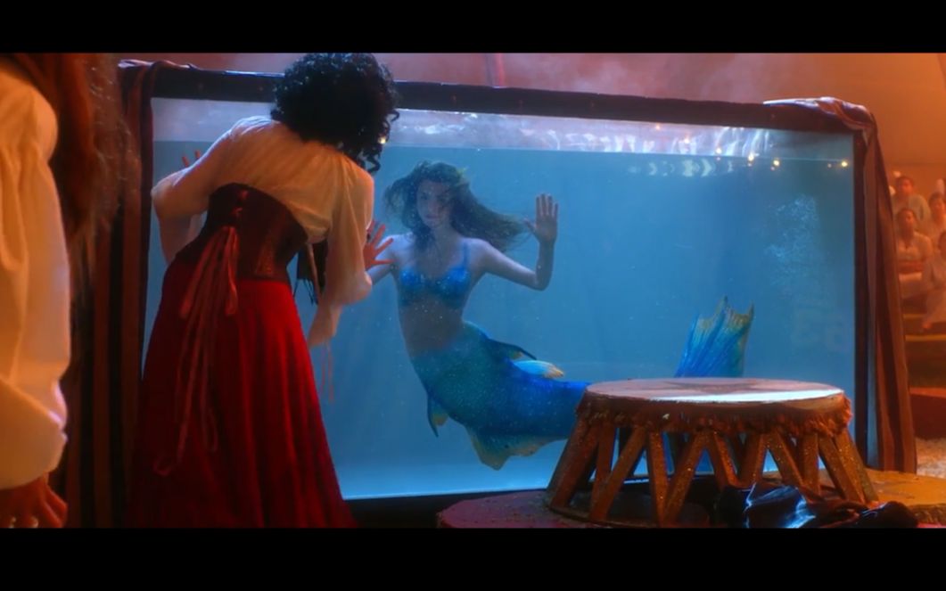 水箱关着一条美人鱼大家都以为是魔术只有一个女孩看出是真的