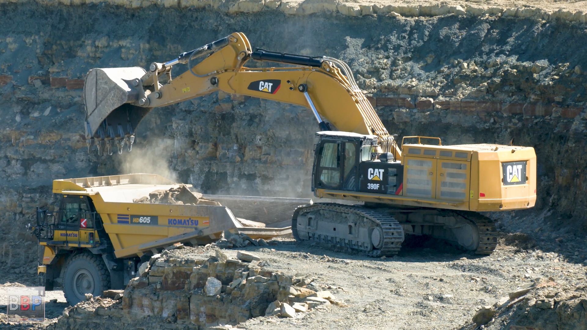 cat 390f挖掘机施工装车4k