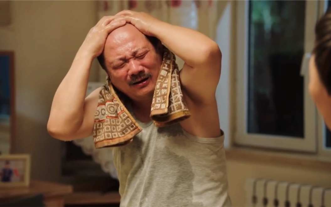 乡村爱情搞笑吧 谢广坤被众人戏耍 又被老婆用开水烫头 看得我笑喷了