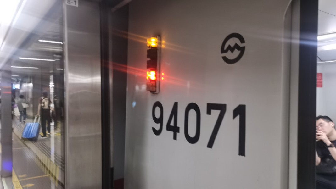 【上海地铁】老老八106徐家汇～常熟路(常熟路站前急停)摄于刚才