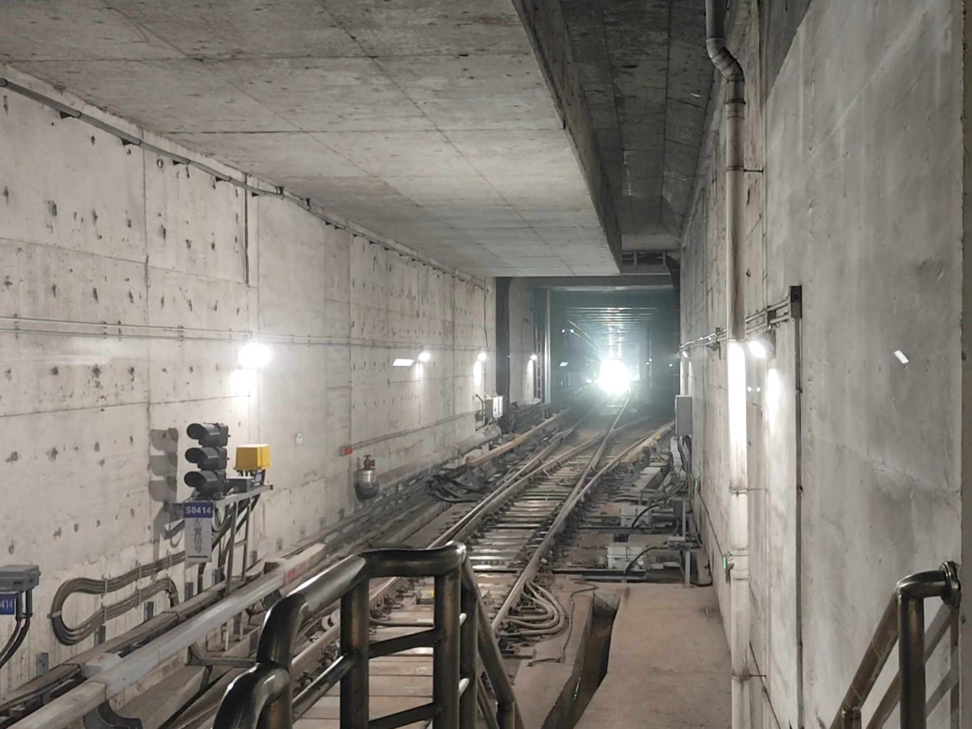 8号线列车进大涧站实录