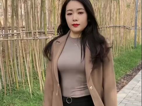 风衣气质阿姨,微胖丰满