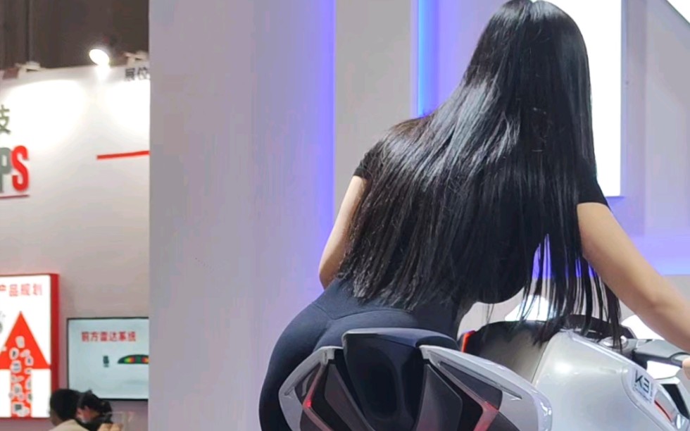 完美身材女骑士