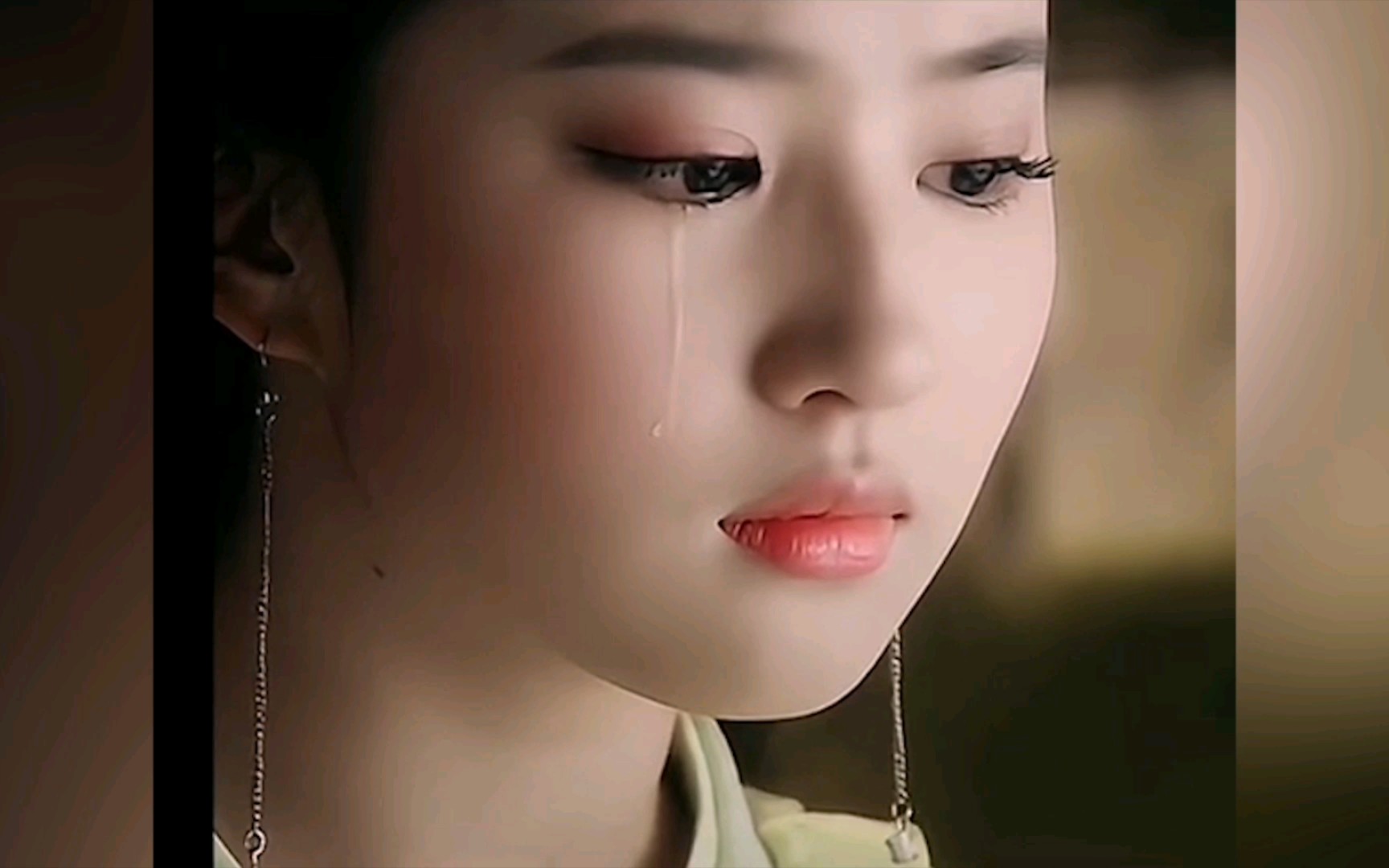 眼泪流下的一瞬间心酸酸的