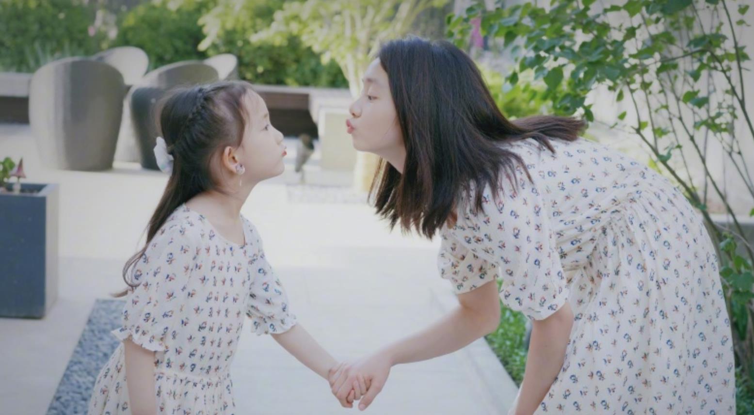 孙莉晒多多和多妹合影,两姐妹穿姐妹装高颜值,网友神仙姐妹