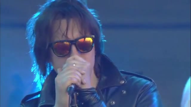 [图]The Strokes - Life Is Simple In The Moonlight (2011-06-12)