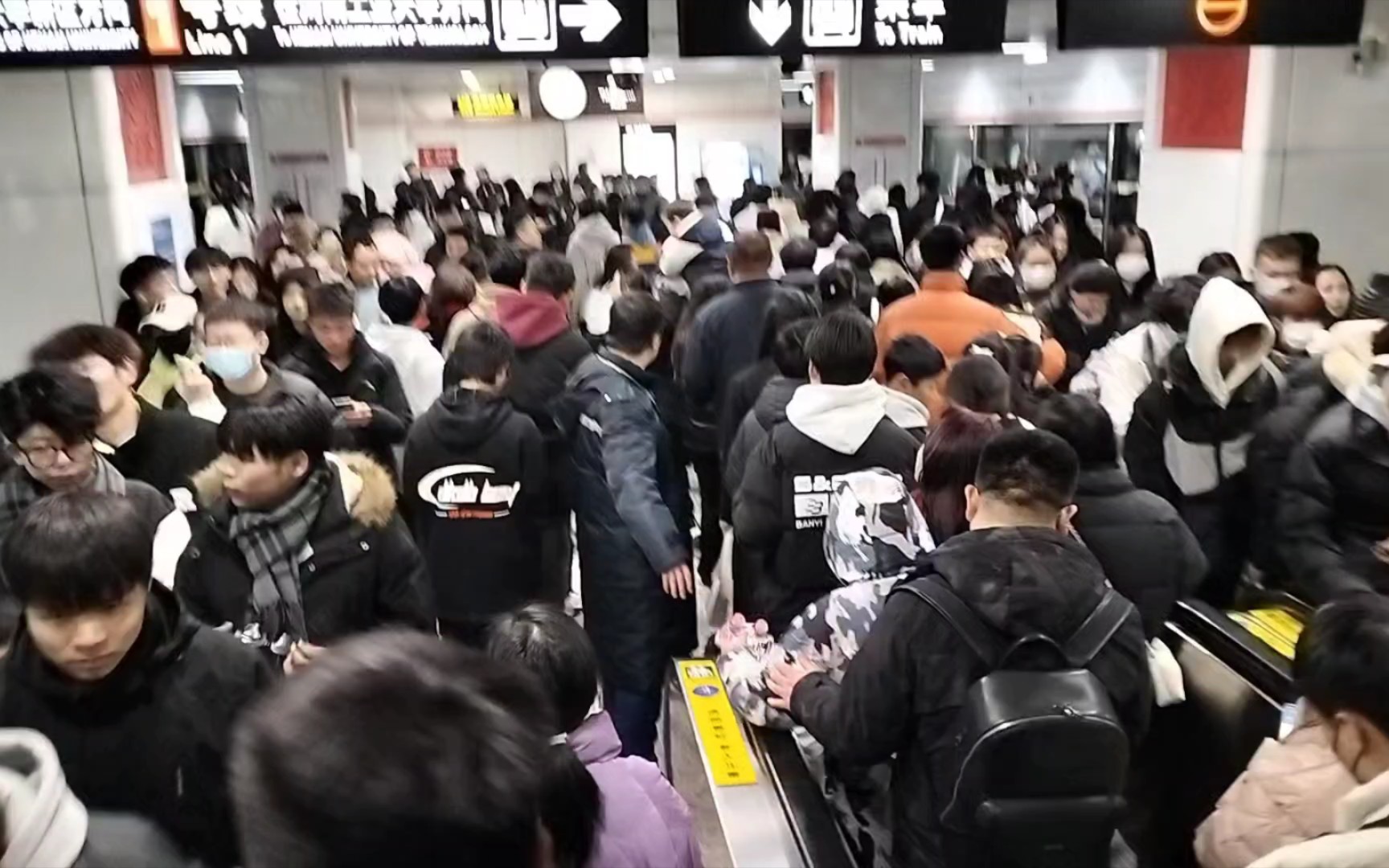 【跨年夜大客流实录】限流+关站 郑州地铁客流大挑战