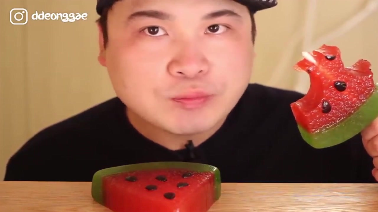 吃播:韩国大胃王小胖吃西瓜软糖,西瓜软糖做的很逼真