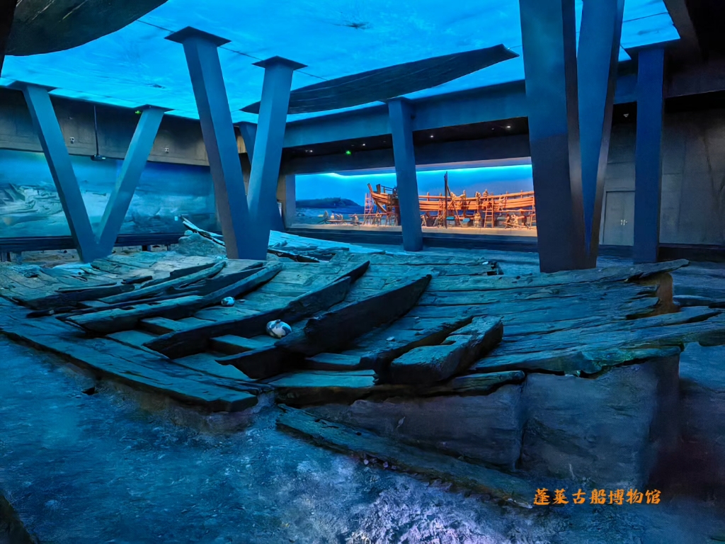 蓬莱古船博物馆是座以古登州港出土的古船为主题的遗址博物馆