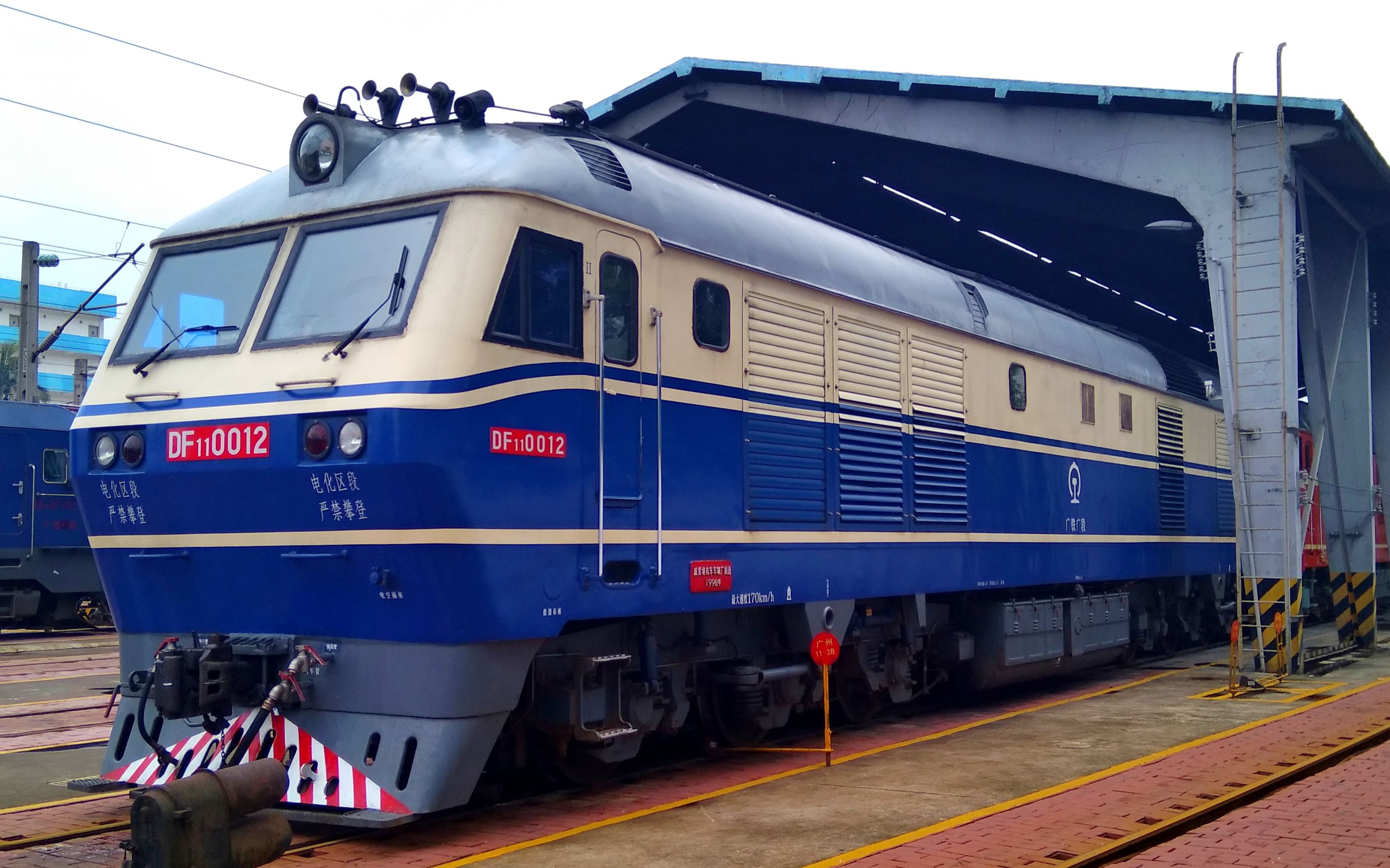 df11狮子通过芜铁机务段大门