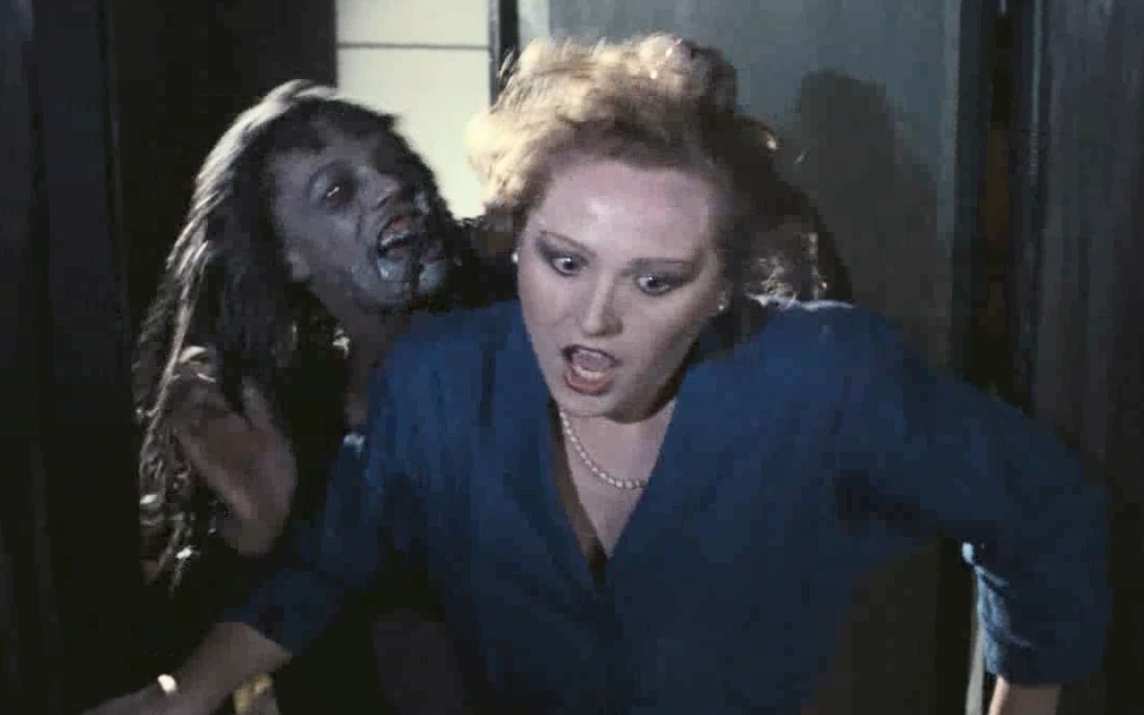 几分钟看完经典丧尸片群尸屠城丧尸危机在影院爆发薅头发的丧尸第一次