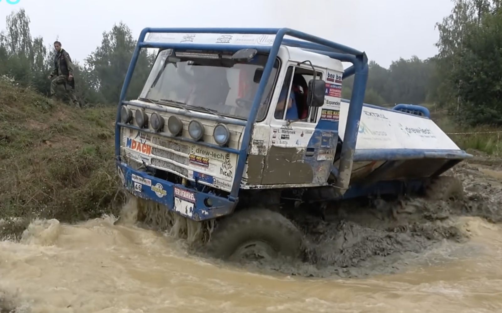 大卡车一个泥坑玩泥巴