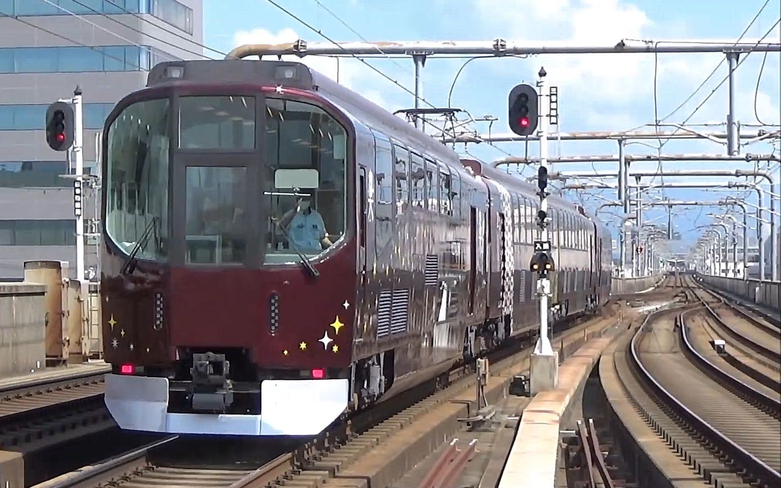 近铁20000系团体列车楽新涂装上鸟羽口駅発着