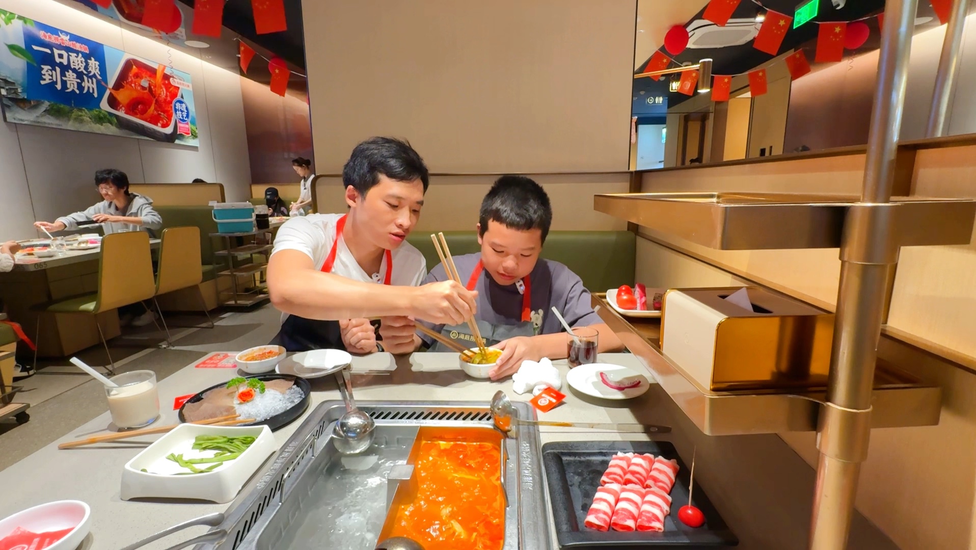 杨涛带儿子去吃海底捞,儿子还懂得给父亲夹菜,幸福感拉满