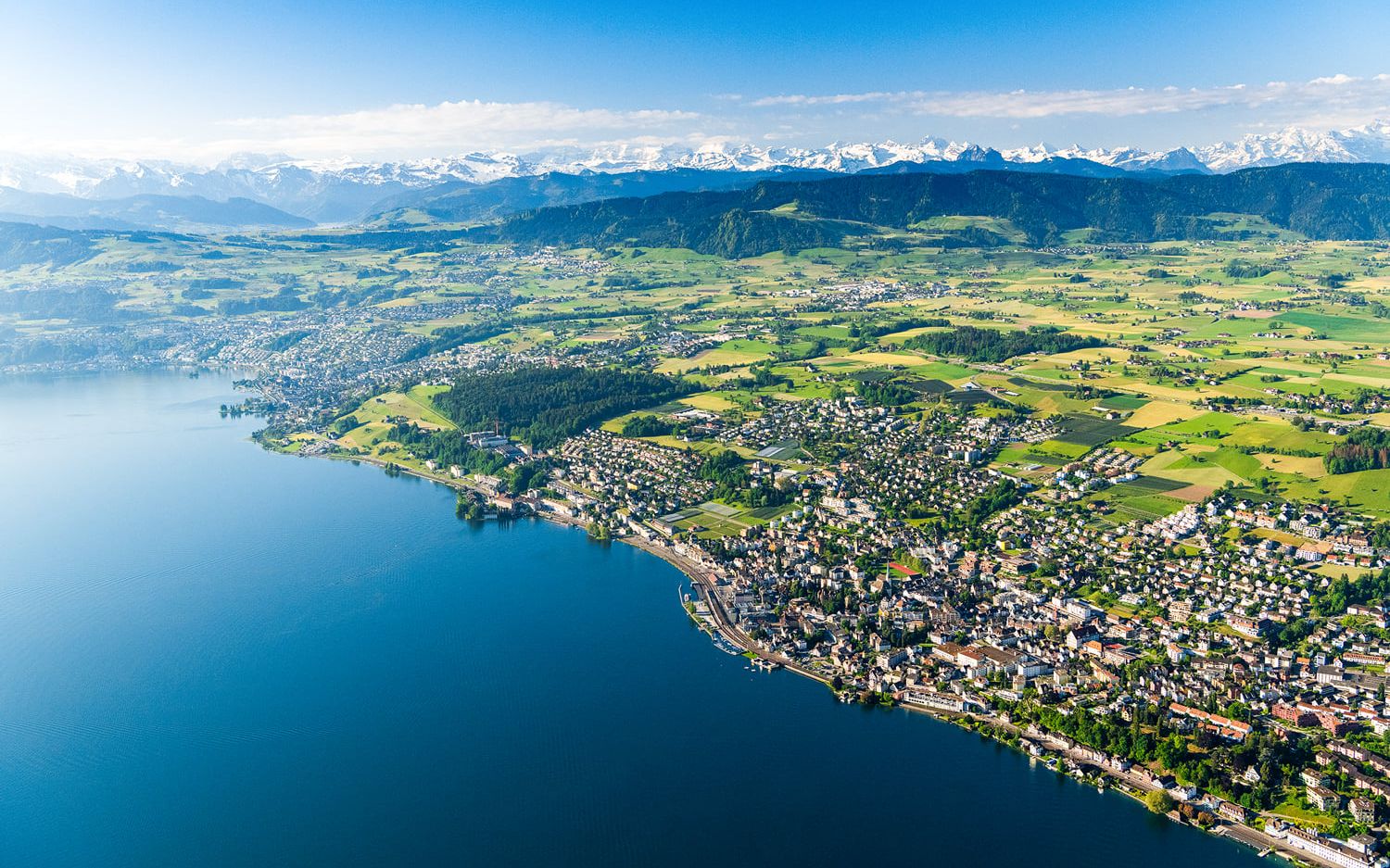 航拍楚格湖湖边的楚格市镇