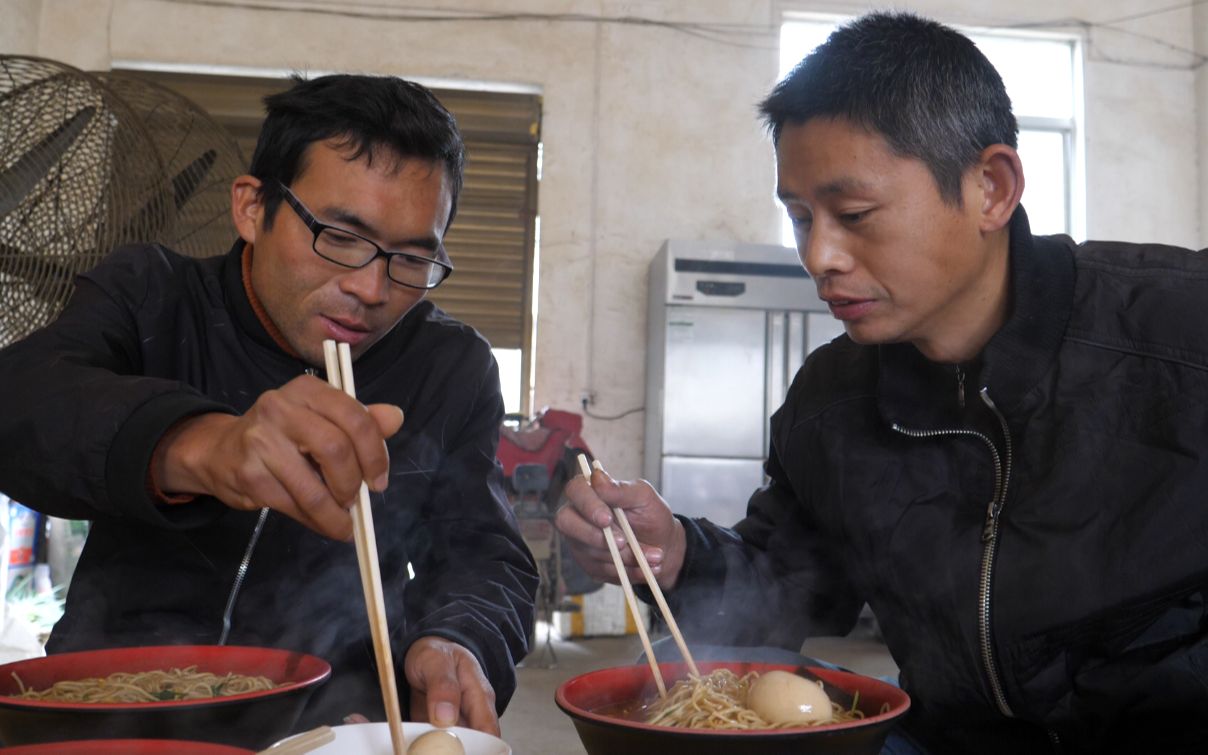 两个男人吃饭图片