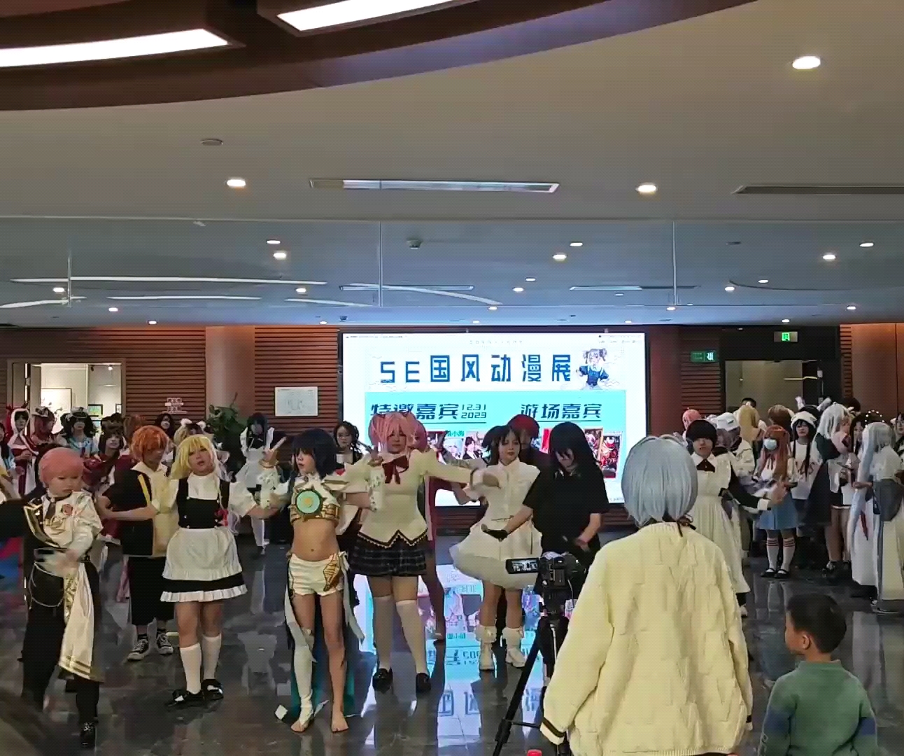 宅舞:和朋友穿水手服去海边跳