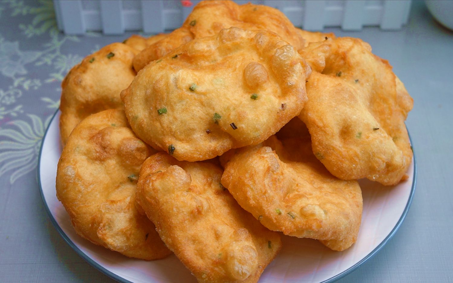面粉别蒸馒头烙饼了,教你做家常炸油饼,蓬松酥脆,比油条好吃