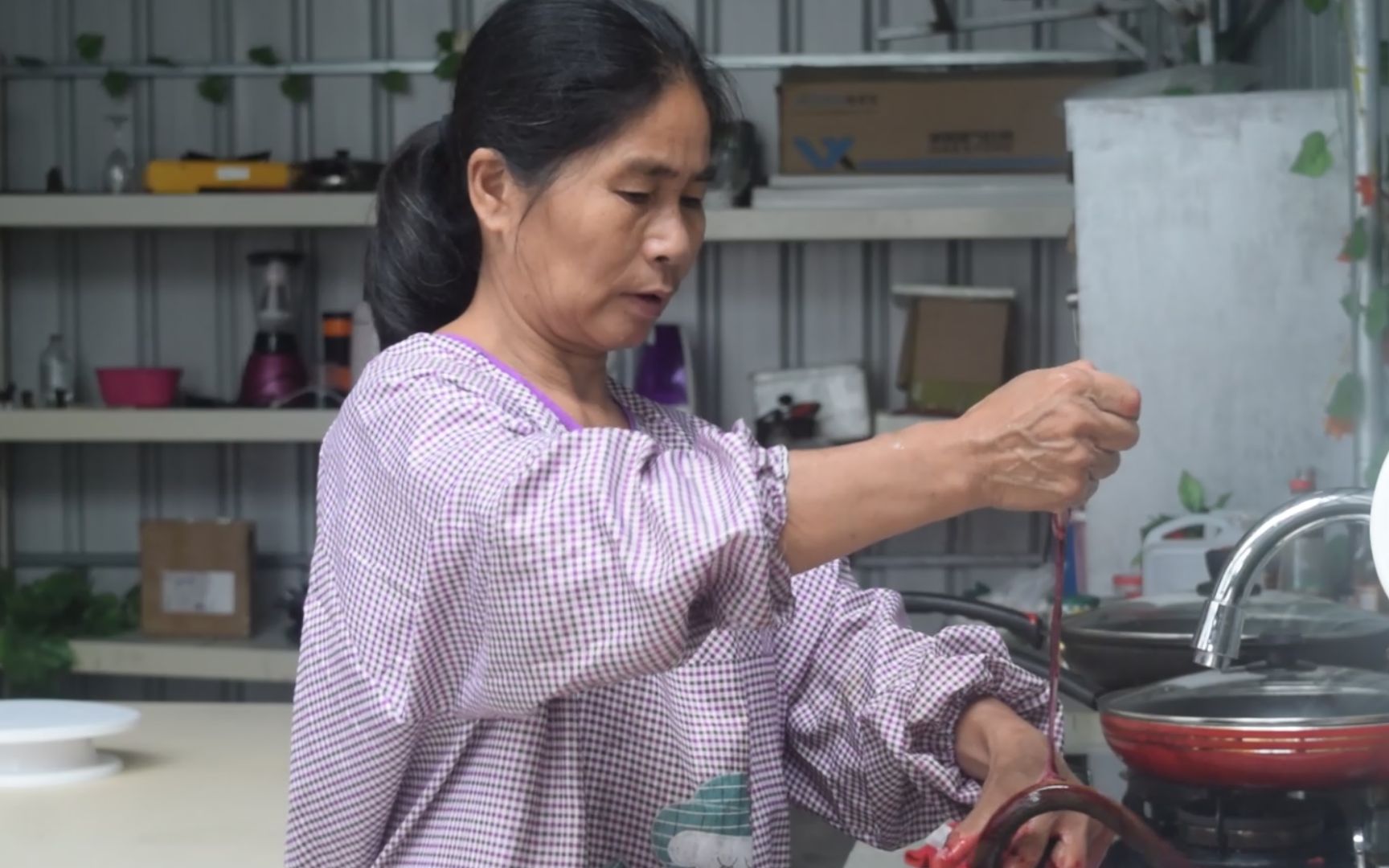 实拍广东阿姨做香芋焖黄鳝,看看她都用什么配料,好香好馋人