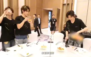 Download Video: 【宋亚轩】小宋老师的饮料文化也具有松弛感，干杯前得先满上