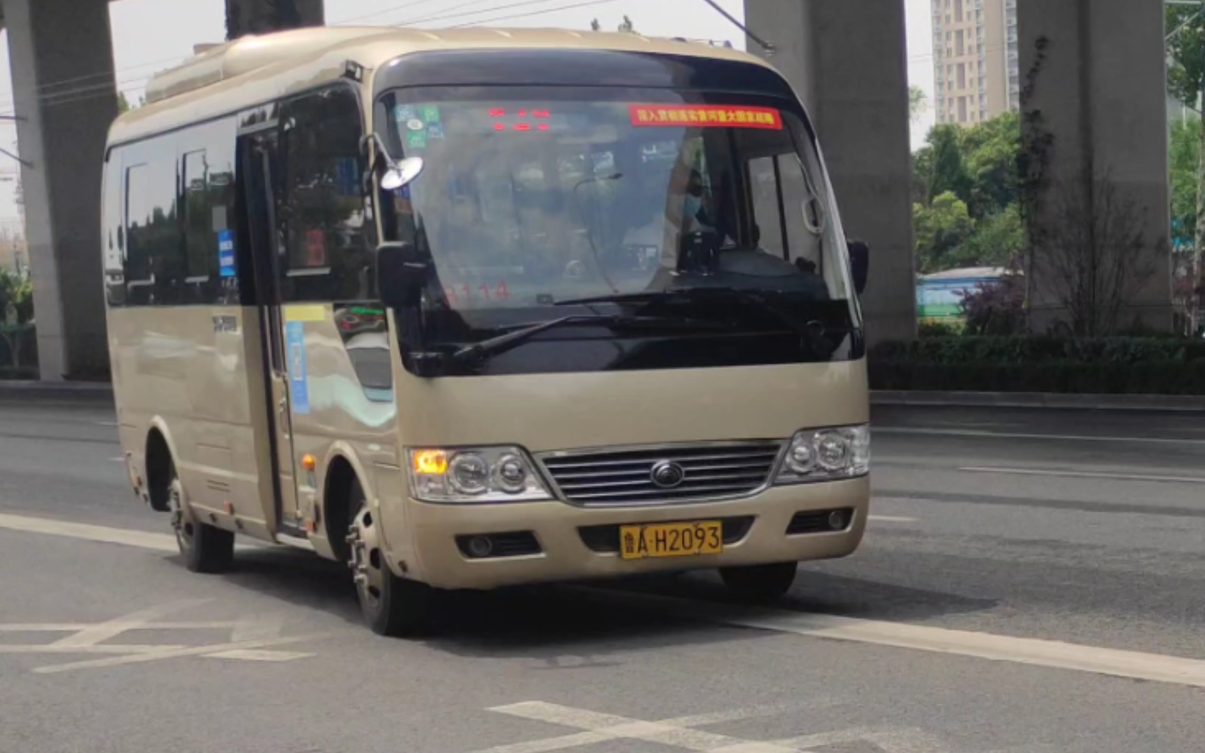 济南公交529路"郭家站"进站