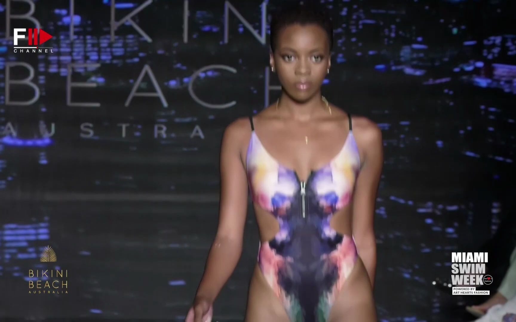 [图]BIKINI BEACH Art Hearts Fashion Swim 2022 Miami - Fashion Channel