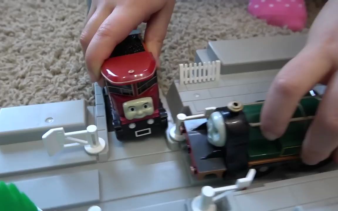 [图]Huge TOMY Track Build and Train Crashes with Thomas and Friends