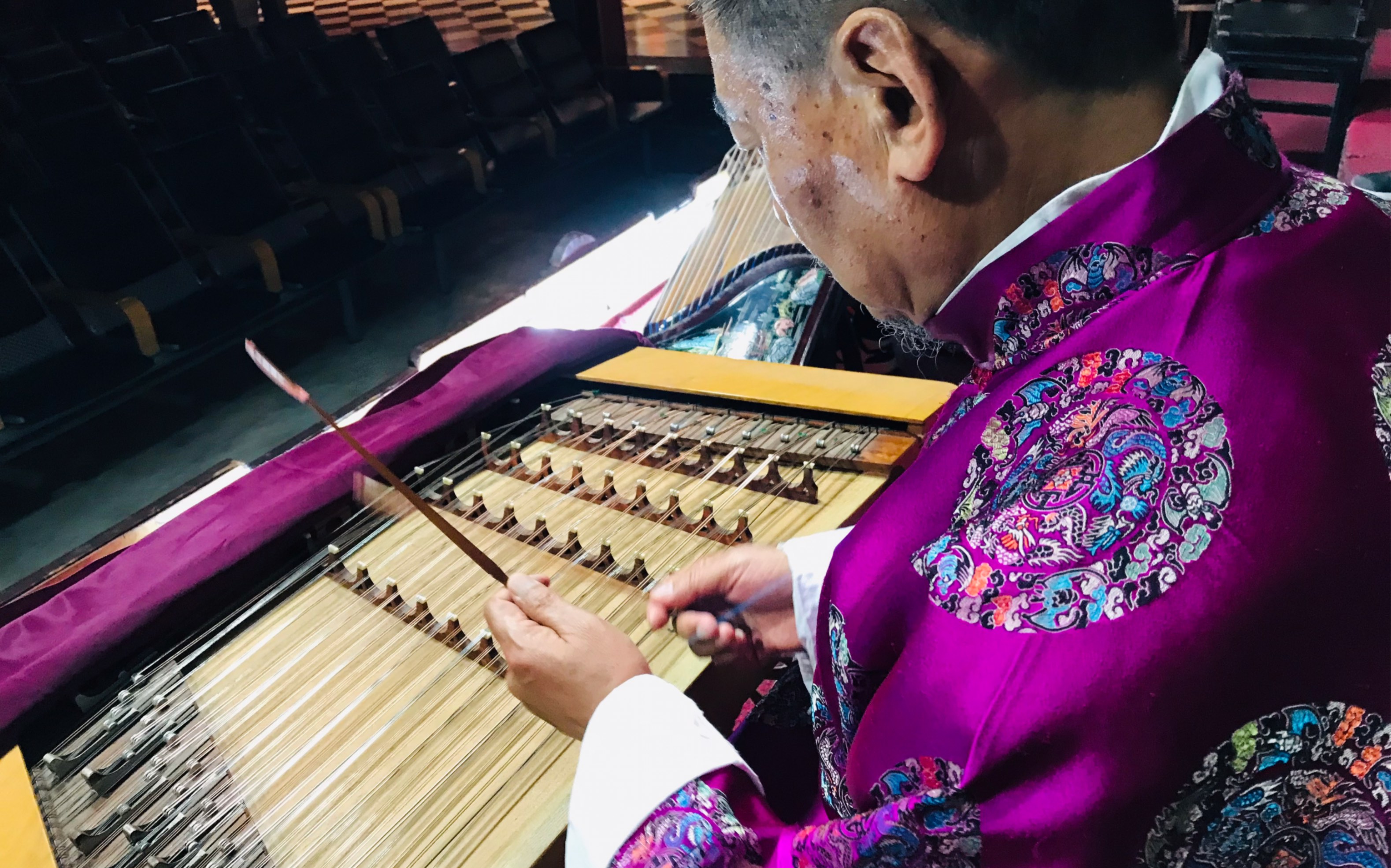 纳西古乐会,开场前的练习,终于可以近距离的拍到乐师们拨弦弹琴的画面