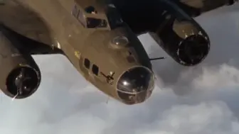 Télécharger la video: 【孟菲斯美女号】B-17空中堡垒起降（电影原声）