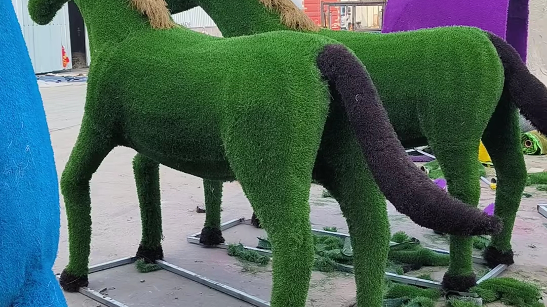 仿真绿雕马造型雕塑 网红景区爱心拱门绿雕景观 仿真绿雕工艺品 绿雕