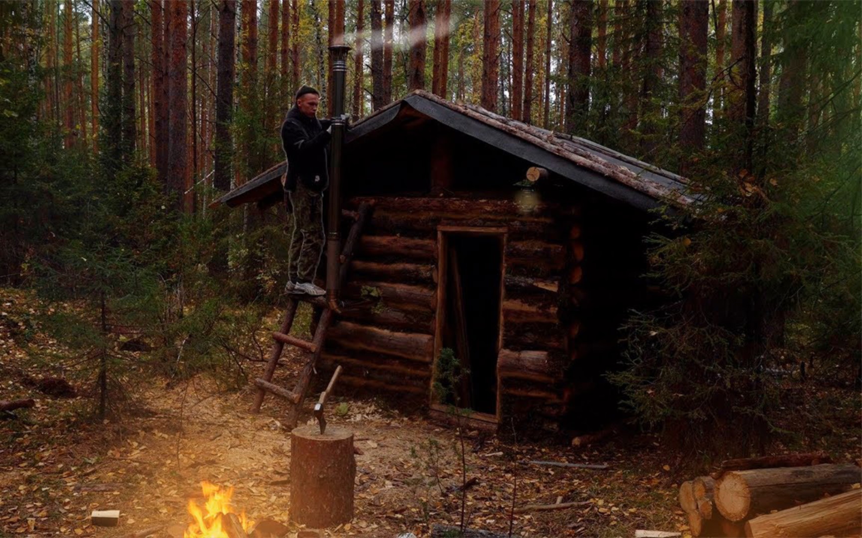 继续建造丛林庇护所木屋营地～小木屋内野营过夜～孤身一人荒野生存